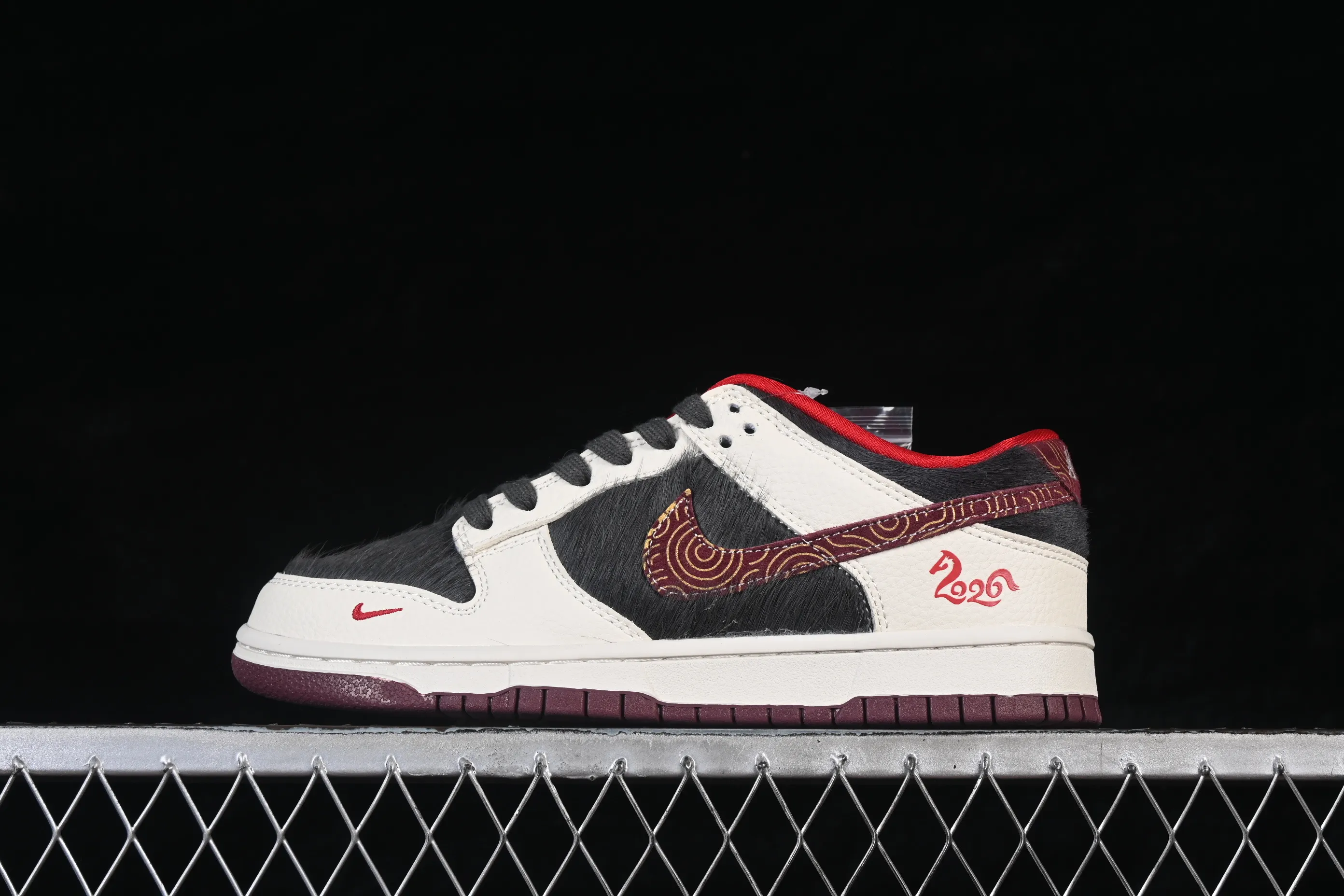 All categories Nk SB Dunk Series Nk SB Dunk Low High-end customized low-top sneakers Nike SB Dunk Low Year of the Horse joint limited edition White and black horse hair High-end customized low-top casual sneakers DS6608-021